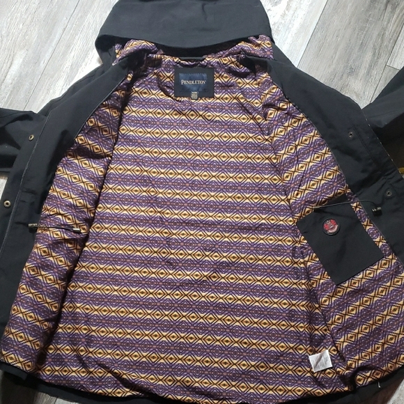 Pendleton | Woman's Hooded Rain Jacket with Patterned Lining - Picture 7 of 8